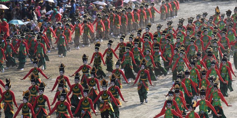 Penari Thengul tampil pada pegelaran Bojonegoro Thengul International Folklore 2019 di Bojonegoro, Jawa Timur, Minggu (14/7/2019). Pegelaran yang bertujuan memperkenalkan Tari Thengul sebagai ikon budaya Bojonegoro tersebut menampilkan sedikitnya 2.019 penari Thengul dan memecahkan rekor MURI Tari Thengul kolosal 2.019 penari. 