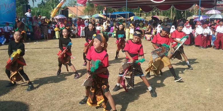 Tarian kuda lumping yang dibawakan murid SD pada Kali Bodri Culture Festival di Kendal, Jawa Tengah, Jumat (24/8/2018).