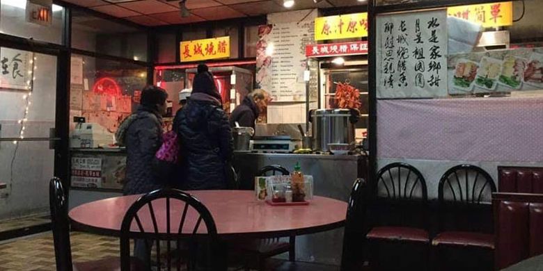 Di Chinatown Chicago, AS, wisatawan akan banyak menemukan restoran Chinese dan Korean food, Asian hair salon, dan beberapa Asian Market.