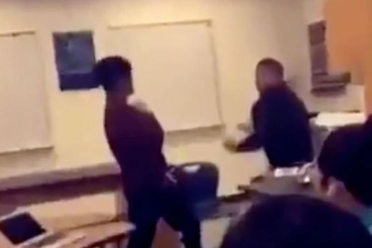 Dua murid SMA McKinney di Dallas tengah berkelahi pekan lalu (21/2/2018).