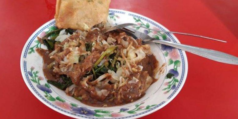 Pecel Kangkung di Warung Bu Sri Pekunden, Kota Semarang, Jateng.