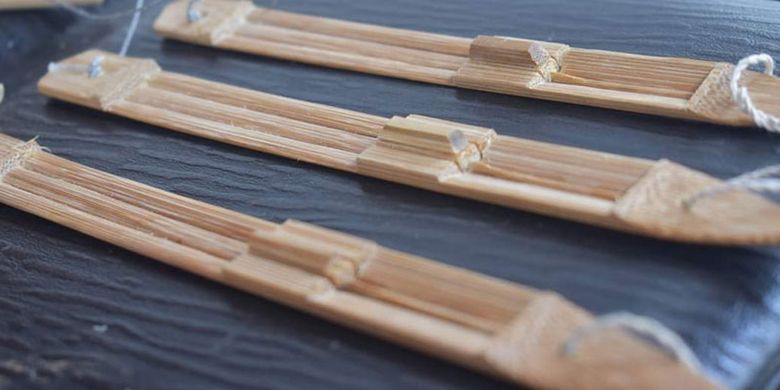 Genggong adalah alat musik khas Bali yang terbuat dari bambu dengan ukuran panjang 18-20 cm dan lebar 1,5-2 cm memiliki bunyi yang khas dan unik.