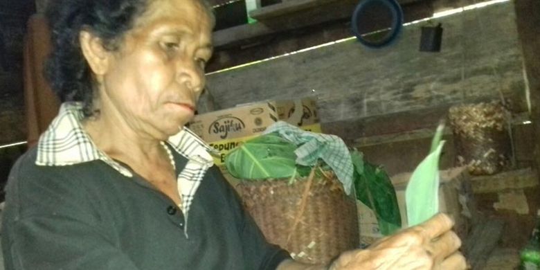 Seorang ibu di Kampung Paua, Desa Mosi Ngaran, Kecamatan Elar Selatan, Kabupaten Manggarai Timur, Flores, NTT sedang masak nasi Rupang untuk dihidangkan kepada tamu saat dilangsungkan Ritual Kewur Uwi, Senin (16/4/2018). 