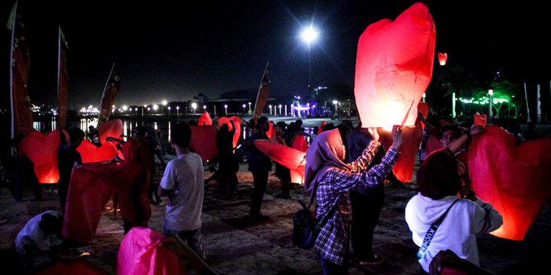 Sejumlah pengunjung bersiap melepaskan lampion di Pantai Ancol, Jakarta, Minggu (3/2/2019). Pelepasan lampion tersebut menjadi simbol harapan kebaikan dalam rangka menyambut Tahun Baru Imlek 2570.