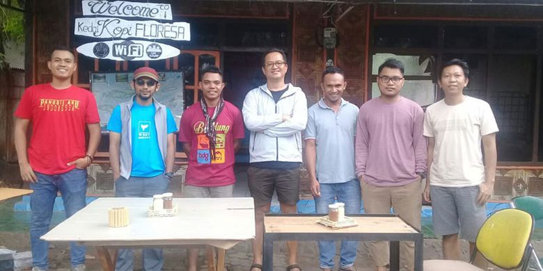 Para tamu menikmati kopi sambil berdiskusi di Kedai Kopi Kampung, Maumere Flores, Nusa Tenggara Timur, Rabu (8/5/2019). 