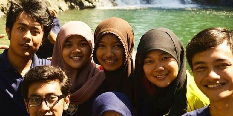 Mahasiswa dan mahasiswi UGM Yogyakarta dengan latar belakang Kolam Peka saat KKN tahun 2014 di Kampung Tado, Manggarai Barat, NTT.