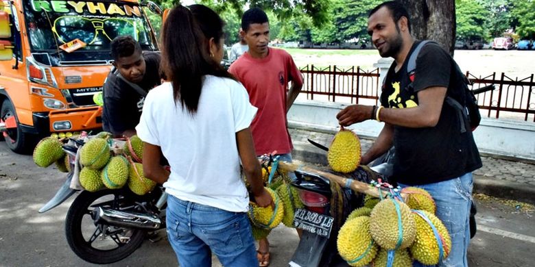 Roland dan teman-teman melayani pembeli durian di depan halaman kantor Bupati Sikka, Flores, Nusa Tenggara Timur, Jumat (29/3/2019).