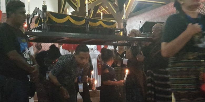 Para peziarah mengikuti prosesi Logu Senhor di Gereja Santo Ignatius Loyola (Gereja Tua Sikka), Kampung Sikka, Kecamatan Lela, Kabupaten Sikka, Nusa Tenggara Timur, Jumat (19/4/2019) malam.