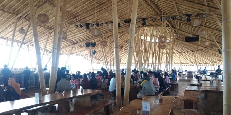 The Kings Entertaining Lifestyle, restoran bernuansa bambu di Kota Kupang, NTT, Minggu (28/4/2019). 
