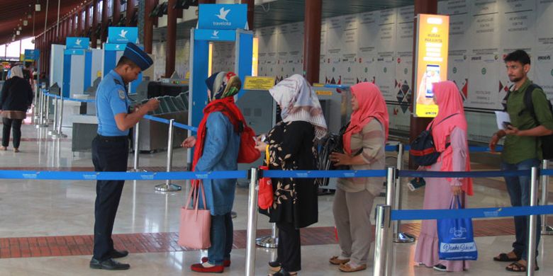 Petugas memeriksa tiket pesawat penumpang di Low Cost Carrier Terminal (LCCT) atau Terminal khusus penerbangan maskapai berbiaya rendah usai peresmian operasionalnya di Terminal 2 F Bandara Soekarno Hatta, Tangerang, Banten, Rabu (1/5/2019). Dengan hadirnya terminal khusus penerbangan berbiaya rendah tersebut diharapkan meningkatkan jumlah kunjungan wisatawan mancanegara ke Indonesia serta konektivitas penerbangan di seluruh Indonesia.