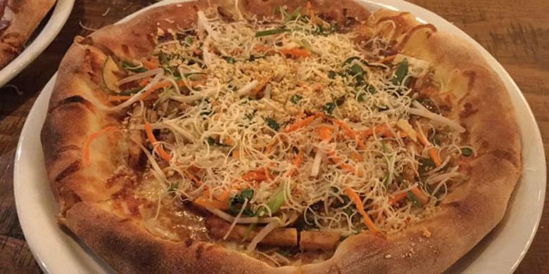 Inilah signature pizzanya Chicago, Deep Dish Pizza. Beda dengan pizza di Italia yang rotinya sangat tipis, pizza Chicago justru sangat tebal.