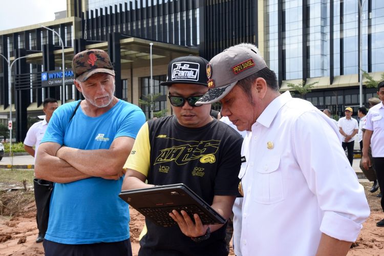 Gubernur Sumsel Herman Deru saat meninjau lokasi pembangunan sirkuit MXGP di kompleks OPI Mall Palembang, Rabu (19/6/2019). Sirkuti ini ditargetkan selesai pada lima hari kedepan.