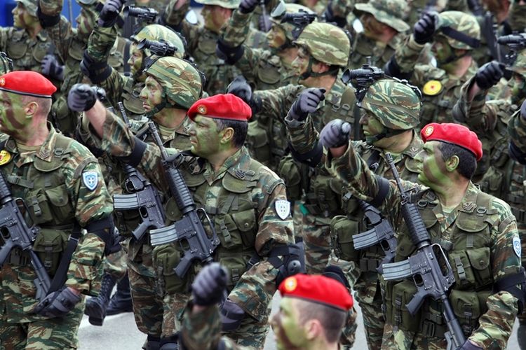 Tentara Yunani berbaris saat mengikuti parade militer di Thessaloniki, pada 2014.