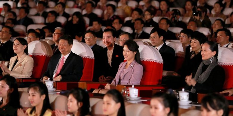 Dalam foto yang dirilis media Korea Utara per tanggal 14 April, terlihat istri Pemimpin Korea Utara Kim Jong Un, Ri Sol Ju (dua dari kanan) menghadiri pertunjukan balet menemani utusan khusus China Song Tao (dua dari kiri).