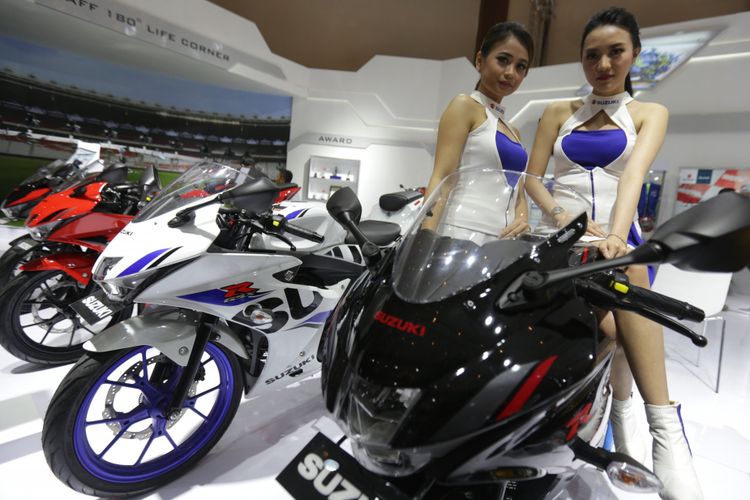 Sales promotion girl (SPG) berpose saat acara pameran Indonesia Motorcycle Show (IMOS) 2018 di Jakarta Convention Centre, Jakarta, Kamis (1/11/2018). Pameran sepeda motor terbesar di Indonesia ini menghadirkan motor-motor keluaran baru dari berbagai merek, dan akan berlangsung hingga 4 November 2018.