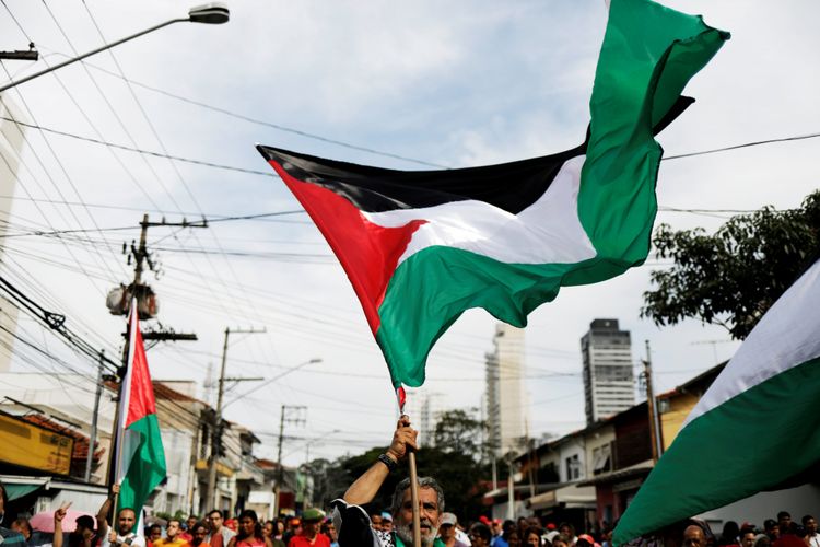 Pendukung rakyat Palestina di Sao Paulo, Brasil, Jumat (15/12/2017), mengadakan aksi protes menentang keputusan Presiden Amerika Serikat Donald Trump yang mengakui Yerusalem sebagai ibu kota Israel. 