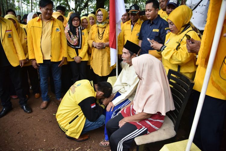Ketua DPD Partai Golkar Jawa Barat Dedi Mulyadi sungkem kepada kakek-nenek pemilik rumah reyot saat pelantikan pengurus di Karawang, Rabu (31/1/2018).