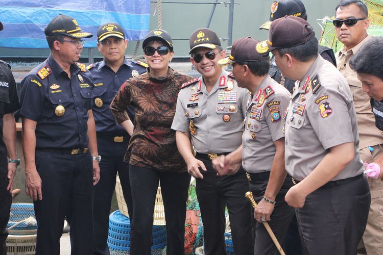 Menteri Keuangan RI Sri Mulyani Indarwati dan Kapolri Jendral Tito Karnavian didampingi Dirjen Bea Cukai dan pejabat Polri melakukan peninjauan kapal pembawa sabu 1,6 ton yang bersandar di Dermaga Logistics Sekupang, Batam, Kepulauan Riau.