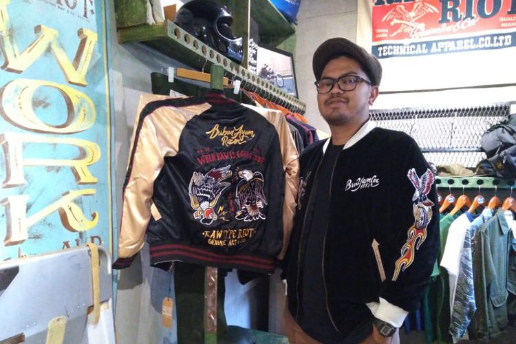 Decky Sastra, pemilik brand Rawtype Riot mengenakan jaket Bubur Ayam Racer buatannya. Jaket yang viral setelah digunakan Presiden Jokowi ini merupakan hasil kerja sama Rawtype Riot dengan vlogger motor Den Dimas. 