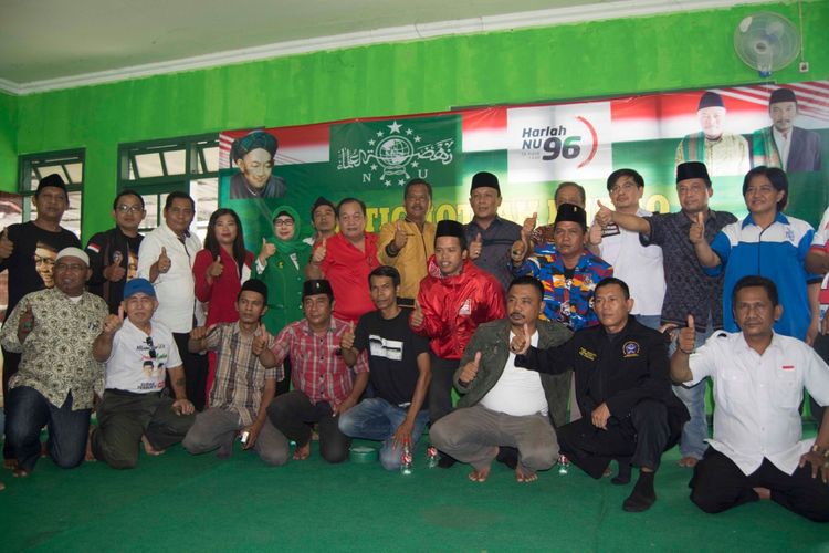 Sejumlah pimpinan partai politik koalisi dan relawan pendukung Jokowi-Maruf usai konferensi pers di Kantor PCNU Karawang, Minggu (7/4/2019).
