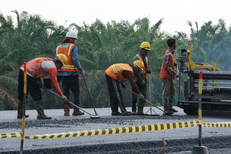 Proses pengaspalan di jalan tol Kapal Betung yang akan digunakan pada arus mudik nanti,Kamis (16/5/2019).