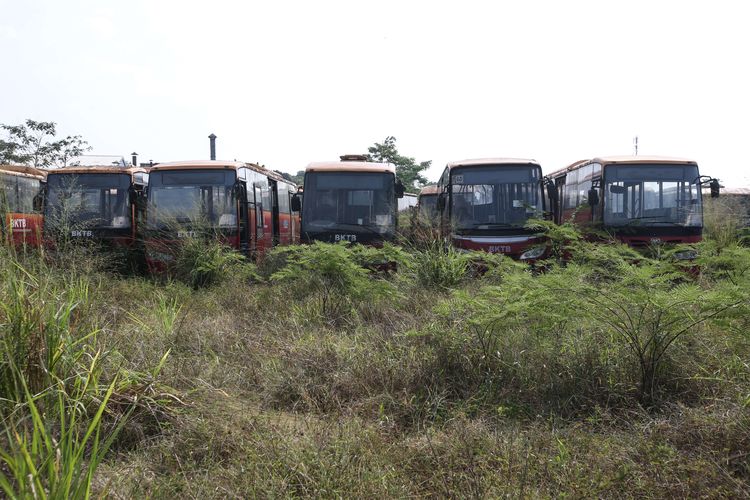 Ratusan bus Transjakarta terbengkalai di Kecamatan Dramaga, Kabupaten Bogor, Jumat (26/7/2019).