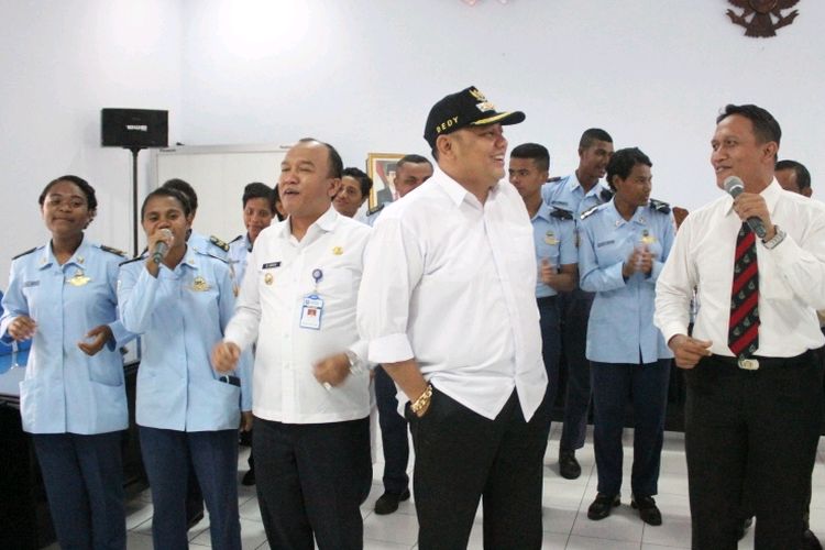 Foto dokumen. Wali Kota Tegal Dedy Yon bersama wakilnya saat menyanyi dan menari bersama pelajar asal Papua di Kampus SUPM Tegal, Rabu (21/8/2019) petang.