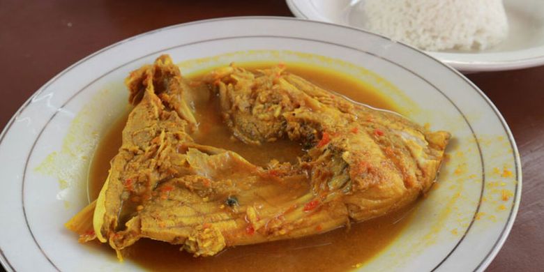 Lempah Kuning khas Bangka, Jumat (28/7/2017). Kuliner ini bisa ditemukan di seluruh restoran dan rumah makan di Pulau Bangka, Bangka Belitung. Ikan yang ditawarkan pun bervariasi seperti tenggiri, ikan bulat, manggala, ikan kakap, dan ikan seminyak.  