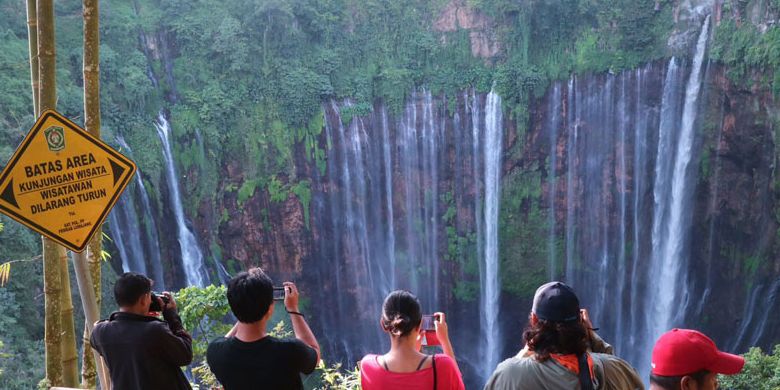 Wisatawan menikmati panorama Air Terjun Tumpak Sewu di Desa Sidomulyo, Kecamatan Pronojiwo, Kabupaten Lumajang, Jawa Timur, Minggu (9/4/2017).