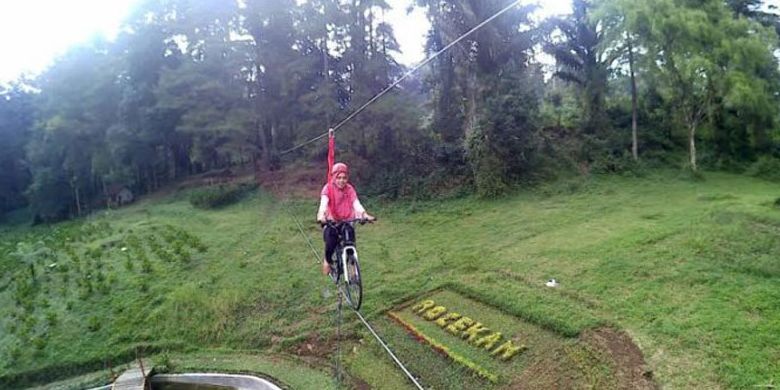 Sepeda layang atau flying bike merupakan wahana baru di wanawisata Baturraden, Kabupaten Banyumas, Jawa Tengah. Pengunjung cukup merogoh kocek Rp 20.000 untuk menikmati wahana itu.