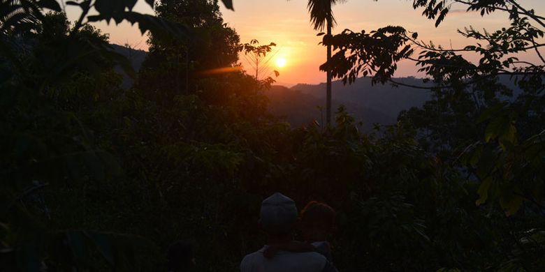 Salah satu keluarga di kampung Wajur, Desa Wajur, Kecamatan Kuwus, Kabupaten Manggarai Barat, Flores, Nusa Tenggara Timur, Jumat (25/8/2017) menyaksikan senja di ujung barat Pulau Flores dari kampung tersebut. 