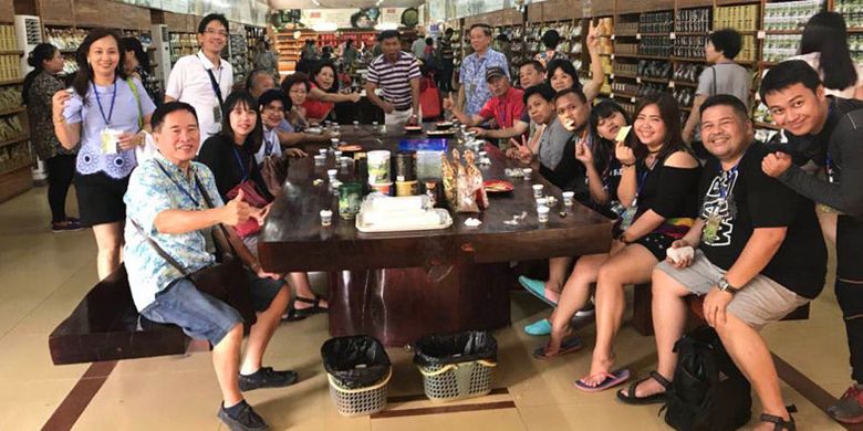 Wisatawan Indonesia menikmati kopi di Desa Bali, Kabupaten Xin Long, Hainan, China, Sabtu (14/10/2017).