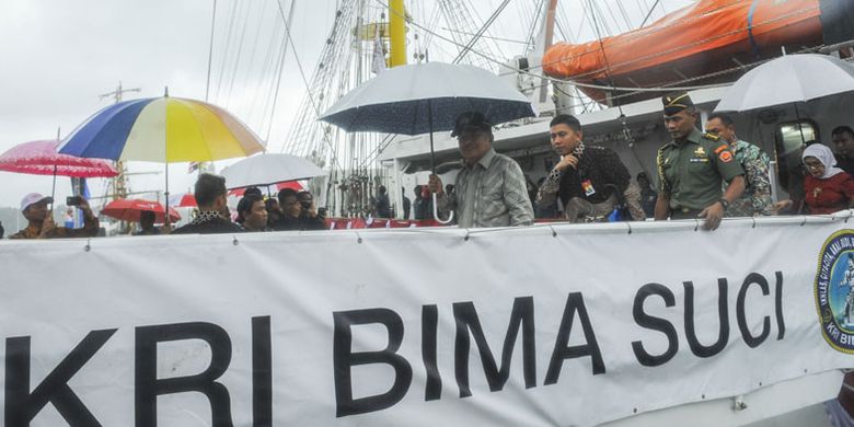 Wakil Presiden Jusuf Kalla (tengah) menuruni tangga KRI Bima Suci usai mengunjungi kapal tiang tinggi tersedbut di sela-sela puncak Sail Sabang di Sabang, Aceh, Sabtu (2/12/2017). Sail Sabang merupakan acara sail yang kesembilan akan berlangsung hingga 5 Desember 2017.