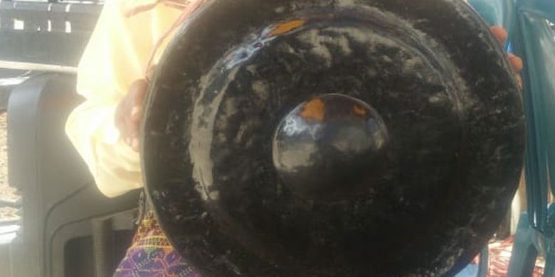 Alat musik tradisional Gong Waning dari Sanggar Budaya Bliran Sina dimainkan saat menyambut tamu di kantor Kopdit Pintu Air Maumere, Kabupaten Sikka, Nusa Tenggara Timur, Jumat (3/5/2019).