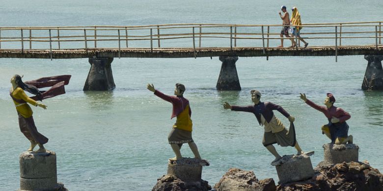 Monumen Putri Mandalika di Pantai Seger yang dipercaya menjadi lokasi sang putri menjatuhkan dirinya ke laut. Kawasan Ekonomi Khusus (KEK) Mandalika mulai menancapkan diri sebagai salah satu destinasi wisata yang wajib dikunjungi pelancong saat bertandang ke Pulau Lombok, di Nusa Tenggara Barat.