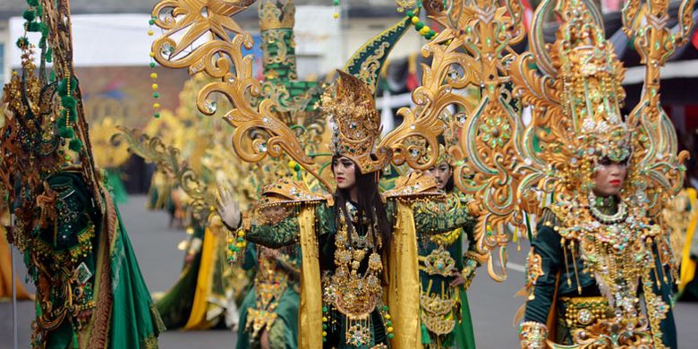 Peserta mengenakan kostum Sriwijaya saat tampil di Jember Fashion Carnaval (JFC) ke-16 di Jember, Jawa Timur, Minggu (13/8/2017). JFC ke-16 bertema Victory atau Kemenangan menampilkan delapan defile yang kostumnya pernah memenangkan kostum terbaik di sejumlah kontes dunia, seperti kostum Borobudur, Bali, dan Borneo.