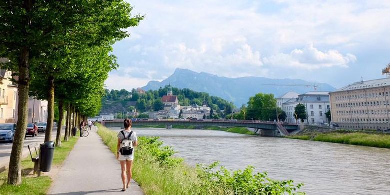 Menikmati pemandangan tepi Sungai Salzach di Salzburg. Salzburg memang terkenal sebagai salah satu tujuan wisata populer di Austria.