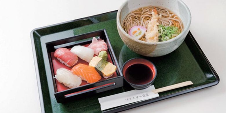 Set menu Takao di Food court di Daimaru, Kyoto, Jepang yang terdiri dari mi soba, tempura udang, dan lima jenis sushi yang salah satunya menggunakan ikan maguro.