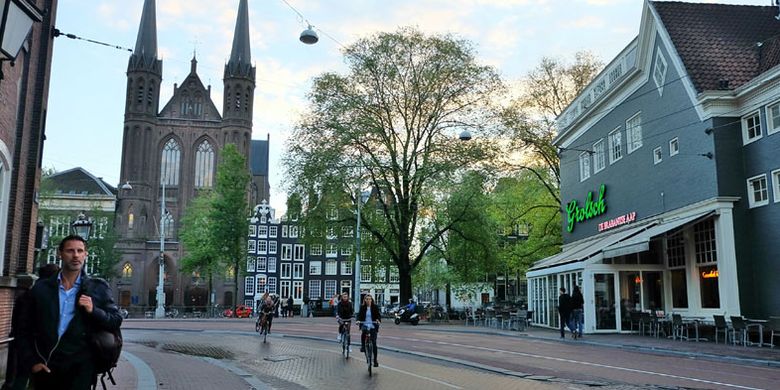 Sepeda dapat Anda jadikan alat transportasi alternatif untuk mengunjungi tempat-tempat wisata di Amsterdam, Belanda.