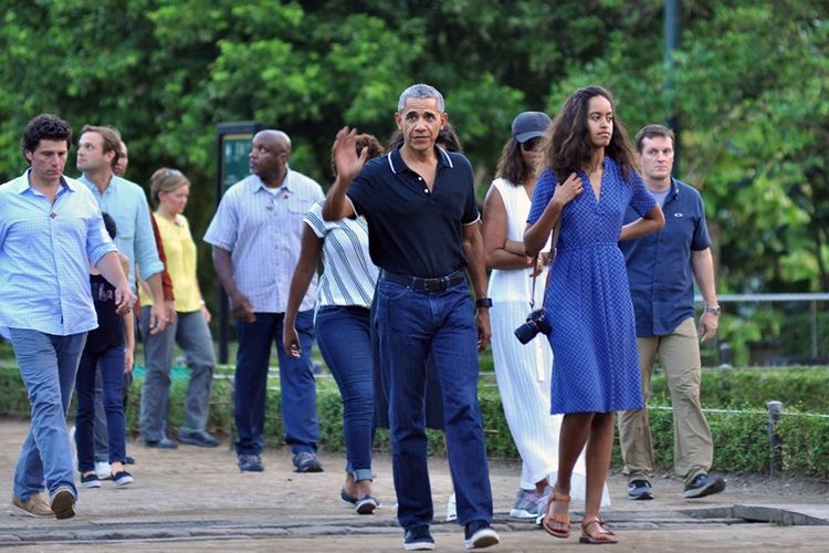 Mantan Presiden Amerika Serikat Barack Obama (tengah) dan keluarganya tiba di Candi Borobudur di Magelang, Jawa Tengah, Rabu (28/6/2017). Obama menghabiskan waktu 10 hari untuk berlibur bersama keluarga di Indonesia, seperti di Bali, Yogyakarta dan Jakarta, kota tempatnya menghabiskan masa kecil. 