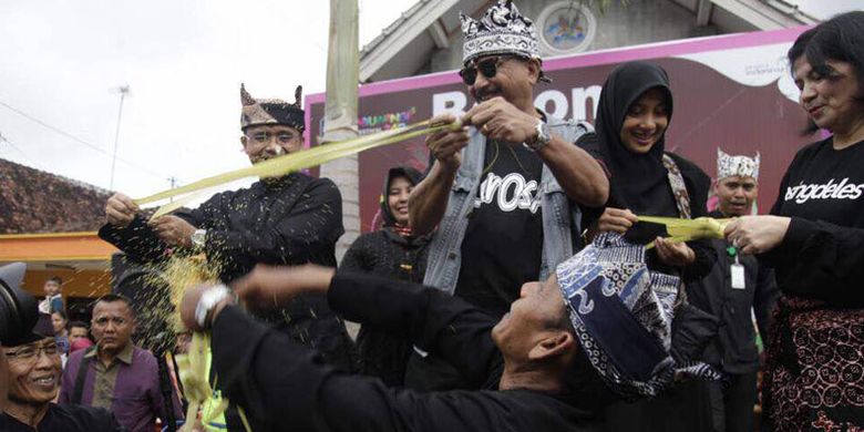 Menteri Pariwisata Arief Yahya bersama istri dan didampingi Bupati Banyuwangi Azwar Anas dalam parade Barong Ider Bumi di desa wisata Kemiren, Kabupaten Banyuwangi, Jawa Timur, Senin (26/6/2017).