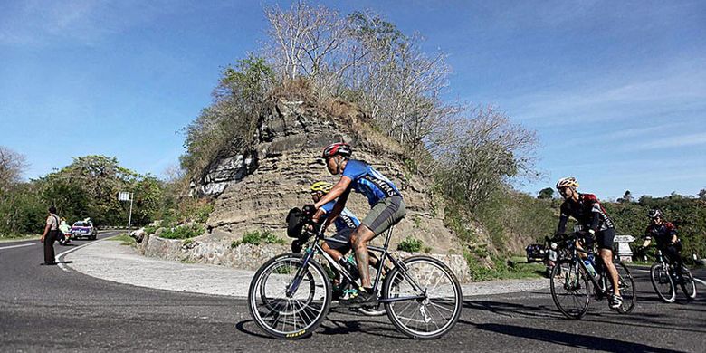 Peserta Jelajah Sepeda Flores memasuki Kecamatan Nita, Kabupaten Sikka, Nusa Tenggara Timur pada etape pertama Maumere-Kelimutu, Sabtu (12/8/2017). Etape pertama menempuh jarak sekitar 107 kilometer.