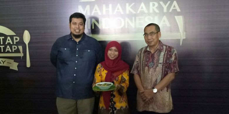 Arie Parikesit (kiri) selaku pakar kuliner, Mpok Yuli (tengah) dan Darmawan (kanan) sebagai penyelenggara berfoto bersama dalam acara Santap Mantap Day 2017 di RM Sayur Asem Betawi H Masa, Tangerang Selatan, Banten, Selasa (22/8/2017).
