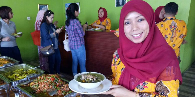 Yulianti atau kerap disapa Mpok Yuli merupakan generasi kedua dari keluarga H Masa. Anak bungsu dari empat bersaudara ini turut ambil bagian dalam pengelolaan Rumah Makan Sayur Asem Betawi H Masa di Tangerang Selatan, Banten, Selasa (22/8/2017).