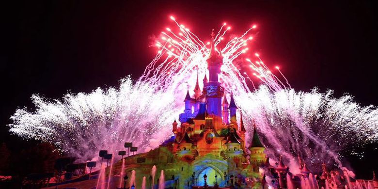 Kembang api spektakuler, sinar laser, lampu sorot, air mancur, api, musik, layar kabut dan efek khusus lainnya di Disneyland Paris.