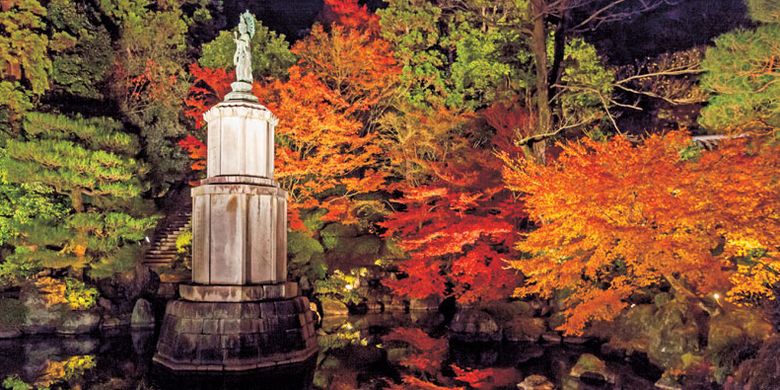 Di kolam Fudaraku taman Yuzen-en, wisatawan dapat melihat patung Dewi Kwan Im dengan latar belakang pohon maple yang penuh warna