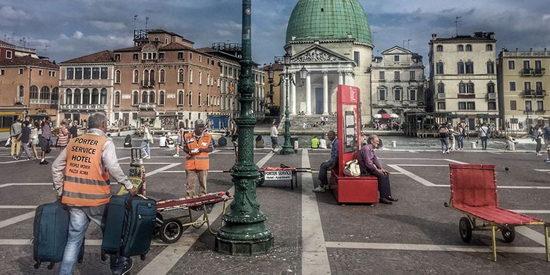 Porter kereta di Stasiun St. Lucia, Venesia, Italia.