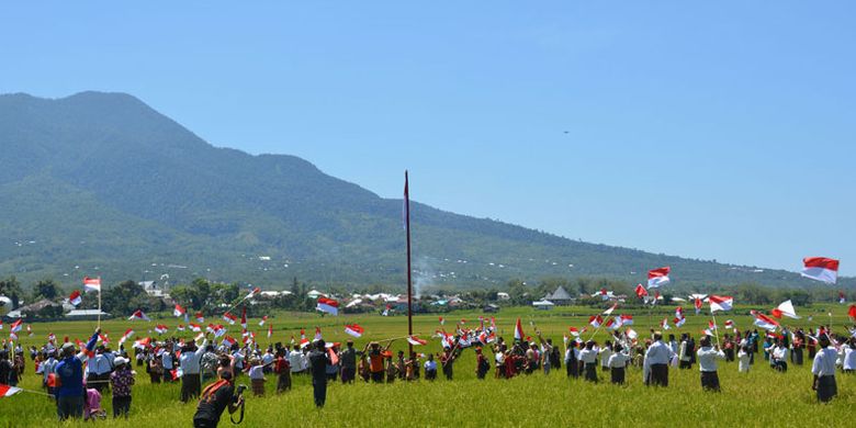 Komunitas Pencinta Ruteng menggelar kegiatan pengibaran 1.000 bendera Merah Putih pada hari Sumpah Pemuda, Sabtu (28/10/2017) untuk mempromosikan keunikan persawahan Lingko Lodok Meler di Kecamatan Ruteng, Kabupaten Manggarai, Flores, Nusa Tenggara Timur.