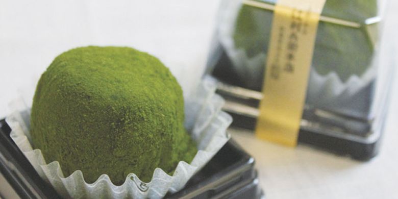 Kue Matcha Warabi Daifuku Ryokusui dari gerai Tsujirihei di Kansai, Jepang. Kue mochi yang terbuat dari tepung warabi ini diisi dengan pasta kacang merah yang diberi rasa matcha. 