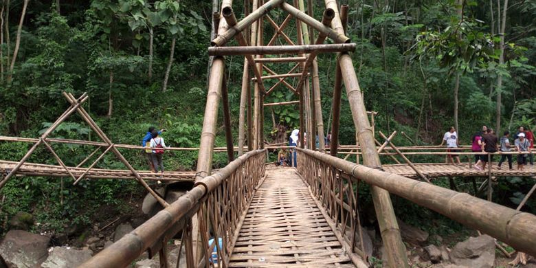 Jembatan bambu di Obyek wisata Air Terjun Curug Gending Asmoro, Dusun Tompo Gunung, Desa Kalongan, Kecamatan Ungaran Timur, Kabupaten Semarang, Jawa Tengah, Sabtu (17/2/2018).